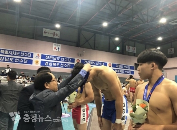 세종고 이승원 선수가 수상을 하고 있다.