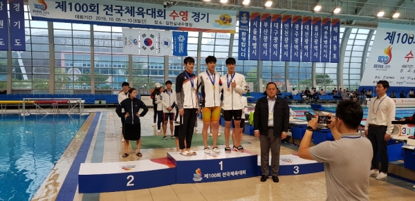 아산시청 수영팀 이주호 배영 금메달 획득(이주호 선수 시상진행).