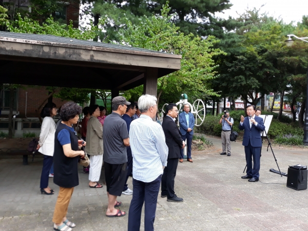 지난 9월 월평동에서 진행한 사정어린이공원 생태체험공간 조성사업 주민설명회 모습