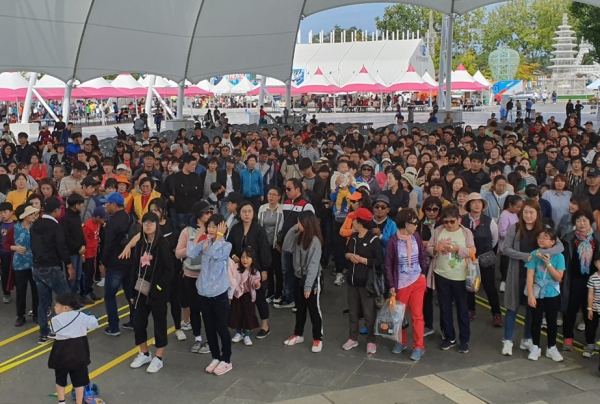 서바이벌OX퀴즈 참가를 위해 모인 시민들