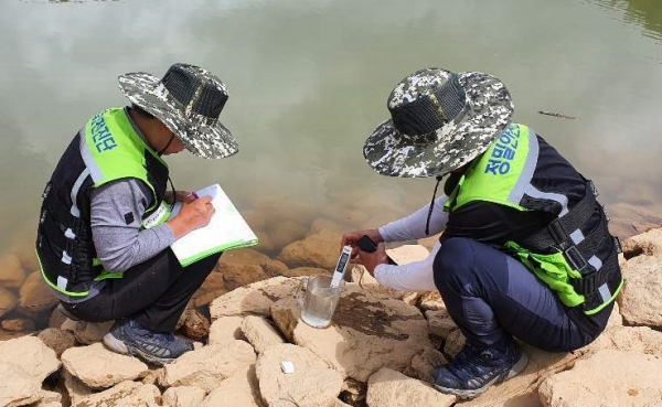 안전진단팀이 시엔꽝 저수지에서 누수 지점 및 인근 의 전기전도도 측정을 통한 누수여부를 파악하고 있다.