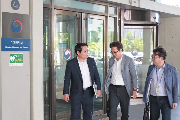 지난 5월 22일 국비확보를 위한 정부세종청사 방문한 오세현 아산시장