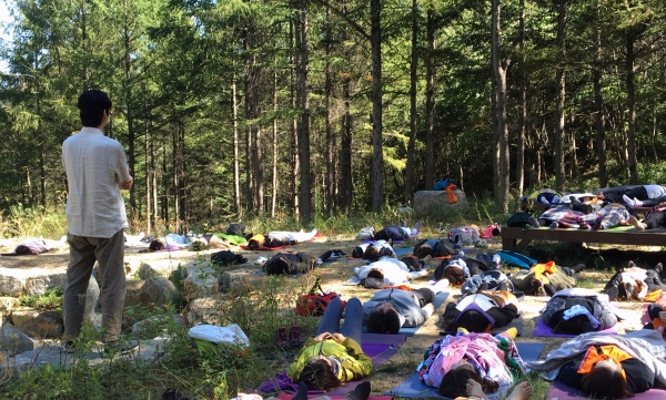 9일 박창은(좌측) 국립김천치유의숲 센터장이 '제1회 웰니스 3종대회'를 맞아 경북 김천시 증산면 국립김천치유의숲에서 코리아요가얼라이언스(회장 하지희) 회원들을 대상으로 숲 명상 프로그램을 진행하고 있다.