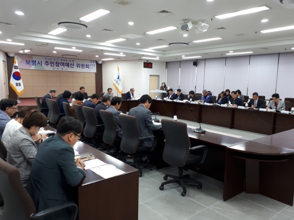 주민참여예산 위원 위촉 및 회의 장면