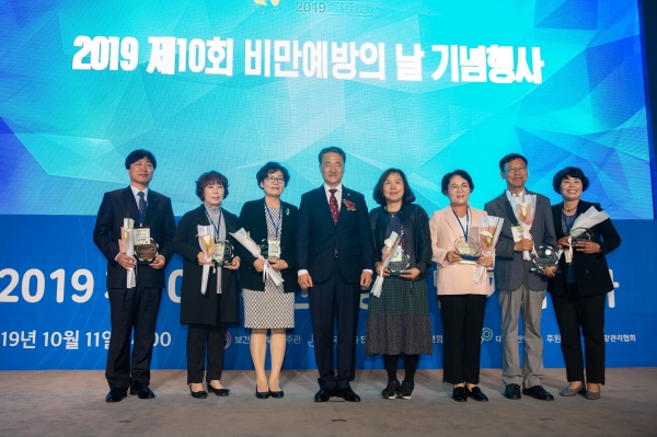 서북구보건소 보건복지부 기관표창 수상-왼쪽에서3번째 김경자 보건소장님