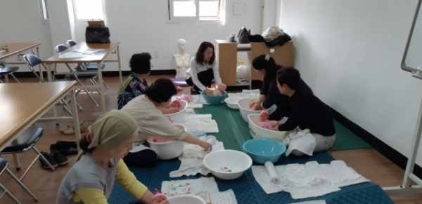 수강생들이 신생아 목욕시키기 실습을 하는 모습