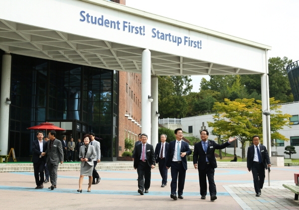 허태정 대전시장(오른쪽 세 번째)이 이덕훈 총장(오른쪽 두 번째) 등 대학 관계자들과 한남대 캠퍼스를 둘러보고 있다.
