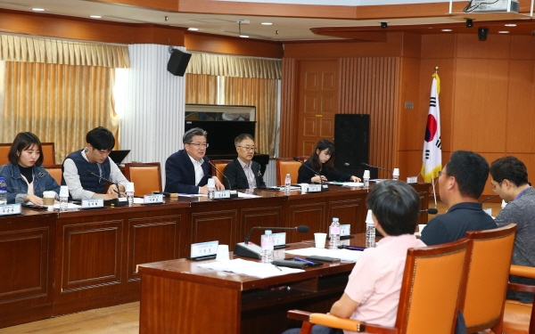 14일 구청 대회의실에서 열린 청년정책 연구용역 최종보고회에서 정용래 유성구청장이 인사말을 하고 있다