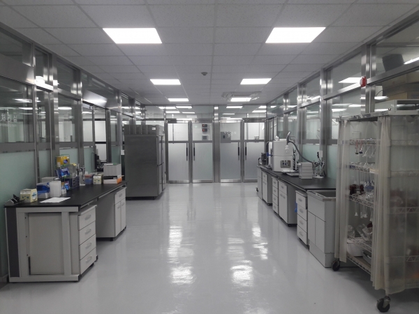 최근 리모델링이 완료된 천안시 맑은물사업소 먹는 물 수질검사실 모습