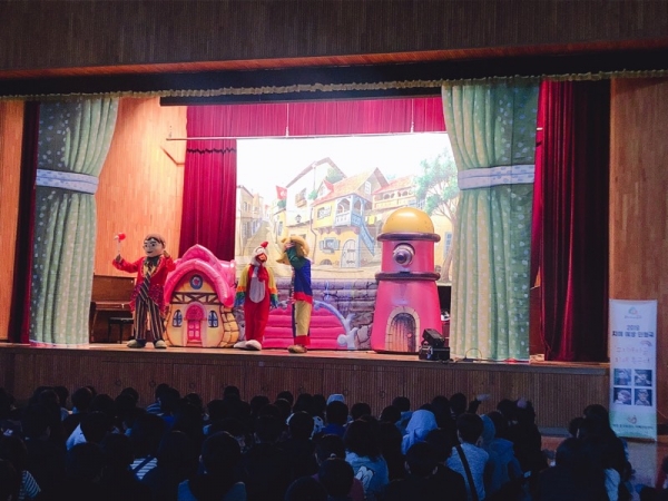 15일 판암초에서 실시된 ‘무지개마을 치매특공대’ 인형극 상영 모습