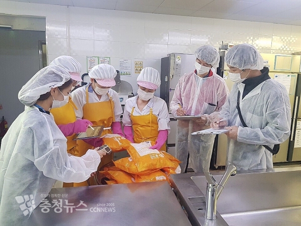 세종한 한 학교에서 관계자들이 「산업안전보건 위험요소 표본조사」를 진행하고 있는 장면