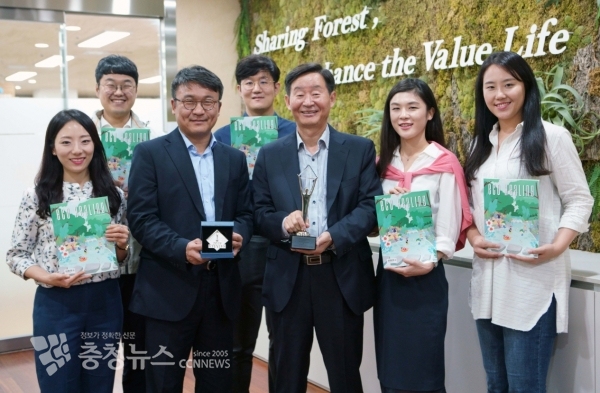 이창재(좌측 세 번째) 한국산림복지진흥원장이 16일 직원들과 대전 진흥원 본원에서 ‘2019 아시아-태평양 스티비상 공기업 출판물 혁신부문 은상'을 수상한 산림교육·치유 전문지 에코힐링과 트로피를 들고 기념촬영을 하고 있다. 이 상은 아시아- 태평양지역 29개국의 정부·공공기관, 기업 대상 혁신적 성과를 평가·시상하는 것으로 올해는 16개국에서 900편이 출품됐다. 산림청 한국산림복지진흥원 제공