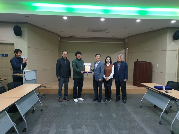 충북 단양군 적성면 대가리 주민들로부터 감사패 받는 광해관리공단 충청지사 남광수 지사장