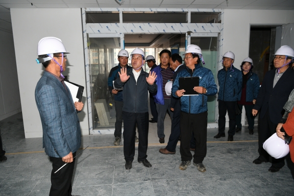 황선봉 군수와 관계자들이 군 신청사 공사현장을 살펴보는 모습