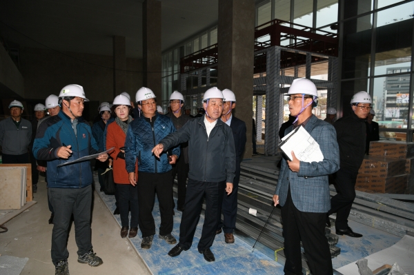 황선봉 군수와 관계자들이 군 신청사 공사현장을 살펴보는 모습