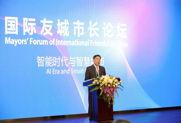 산둥 국제우호도시 합작발전대회 단체장 포럼에서 발표하는 가세로 태안군수 모습.