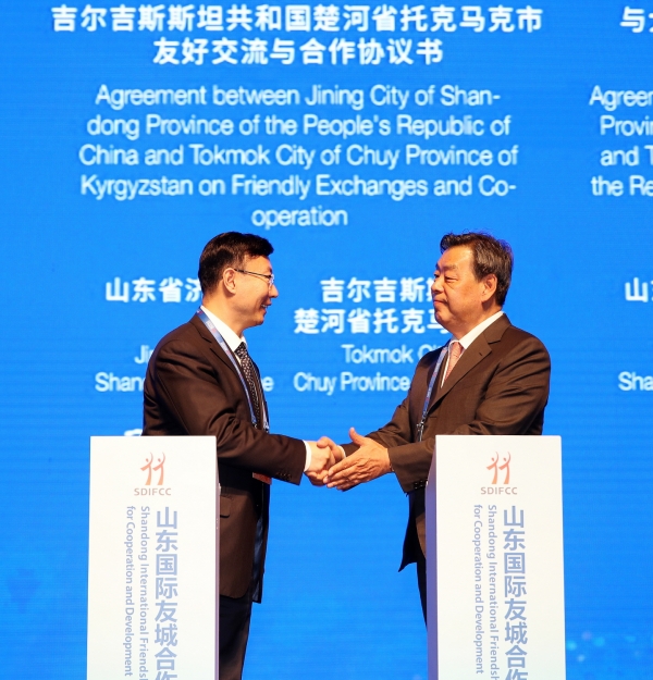 대한민국 태안군-중국 태안시(泰安市) 우호교류협력 협약 모습(오른쪽 가세로 태안군수, 왼쪽 장타오(張濤) 태안시장) 왼쪽