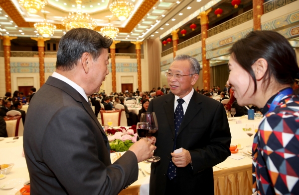 가세로 군수와 류자이(劉家義) 산둥성 당서기 모습.