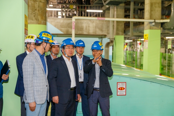 오세현 아산시장이 삼성그린센터(폐수처리장)를 관계 공무원과 방문해 현장 점검을 하고 있다.