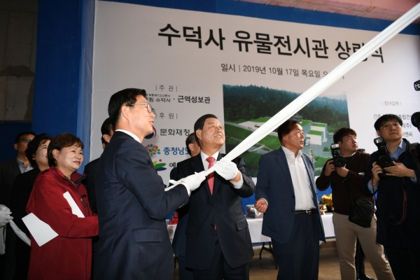 황선봉 군수가 상량식에 참여하는 모습(사진 가운데)