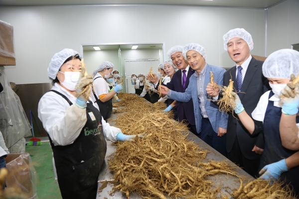 공동선별장을 방문한 문정우 군수가 관계자들과 함께 파이팅을 외치고 있다.