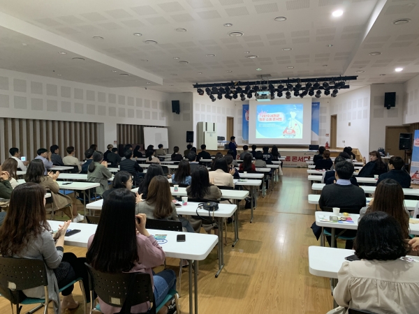 18일 지역 내 직장에 다니는 미혼 청년 100여 명을 대상으로 결혼관과 관내 정착에 필요한 정책 의견을 수렴하고자 ‘2019 서천군 청춘 소통 콘서트’를 진행했다.