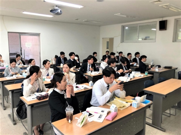 간식을 먹고 있는 학생들 모습