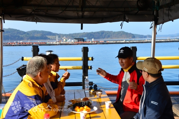 천안기자 협회 회원들 서산 창리항 배영근 어촌계장과 토론 / 충청뉴스 최형순 기자