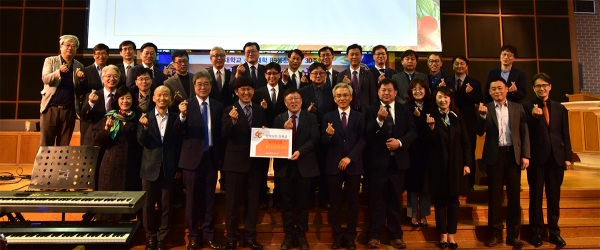 목원대 채플에서 열린 ‘신학과 89학번 30주년 홈커밍데이 감사예배 및 장학금 전달식’에서 신학과 89학번 동문회장 조도연 목사(맨 앞줄 왼쪽에서 다섯 번째)가 유장환 신학대학장(맨 앞줄 왼쪽에서 네 번째)에게 장학금 1천만 원을 전달하고 기념촬영