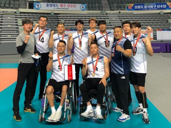 제39회 전국 장애인체육대회에서 금메달을 획득해 단체사진을 찍고 있다. 천안시청 좌식배구단은 이번 우승으로 전국체전 6연패를 달성했다.