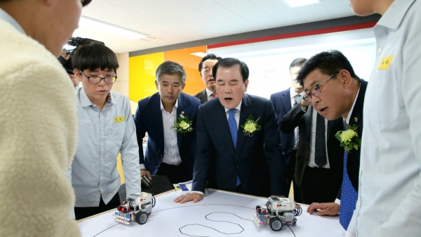 김지철 충남교육감이 충남소프트웨어교육체험센터에서 수업축제를 참관하고 있다.