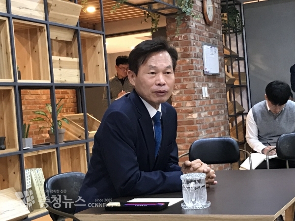 나소열 부지사가 22일 도청 기자실에서 간담회를 하고 있다.