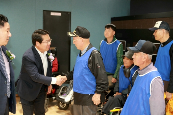 오세현 시장이 한마음 명랑운동회 참가자를 응원하고 있다.