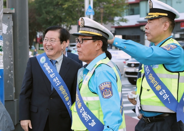 22일 교통문화 캠페인에 동참한 장종태 서구청장
