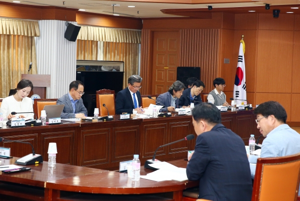 21일 유성구청 대회의실에서 열린 ‘2020년도 주요업무 구상을 위한 다함께 토론회’에서 정용래 유성구청장이 토론회를 주재하고 있다.