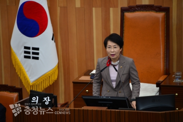 서금택 의장을 대신하여 본회의를 진행하는 이영세 부의장