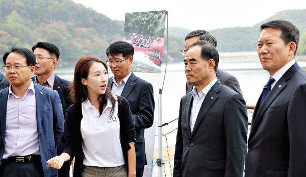 23일 현장경영회의에 참석한 공사 임직원들이 증평에듀팜특구 사업현장을 시찰하고 있다