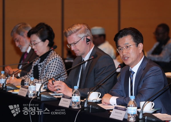 허태정 대전시장이 2019 세계과학도시연합(WTA) 국제행사 폐막 라운드테이블 미팅을 하고 있다.