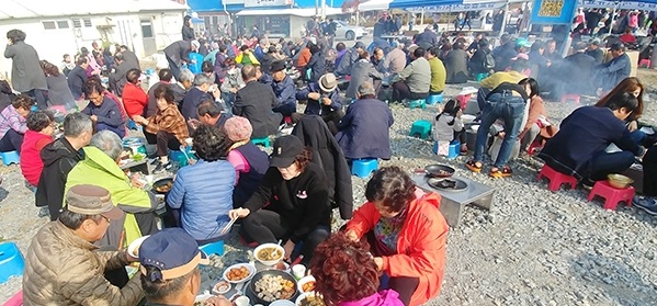 지난해 열린 삽교곱창&쌀 축제에서 진행된 곱창 시식 모습.