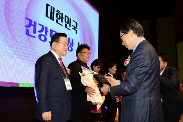 홍성군 대한민국건강도시협의회 우수상 수상을 하고 있는 김석환 홍성군수