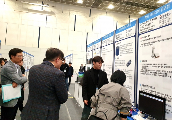 한남대 학생들의 시각장애인을 위한 점자변환기 시연에 관심을 보이는 심사위원들