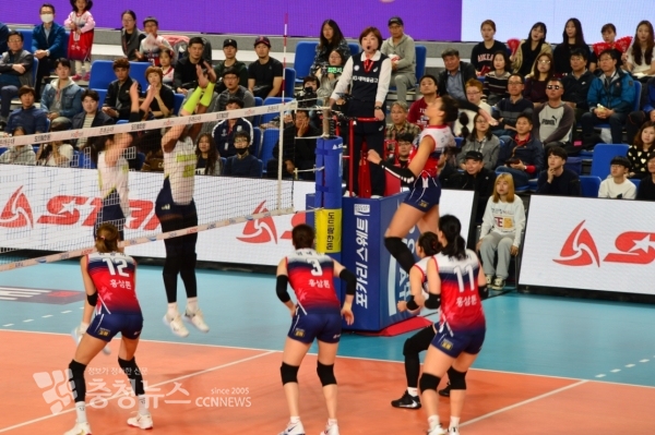 KGC인삼공사 장신(203.5㎝) 공격수 발렌티나 디우프가 공격하고 있다./ 충청뉴스 최형순 기자