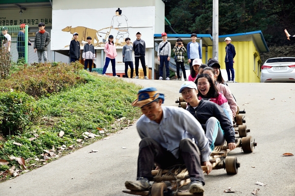 서울 염경초 학생들경기도 양평 질울고래실마을에서 나무씽씽이타기 체험을 하고 있다