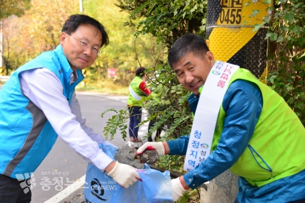 좌로부터 오기석 농어촌공사 천안지사장과 강상구 성남면장