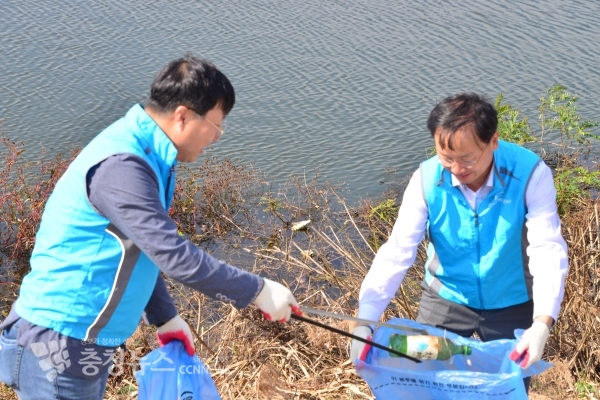 주영욱 로컬투데이 국장과 오기석 천안 지사장