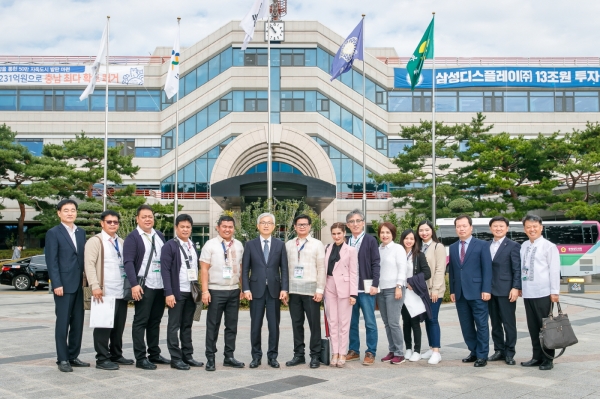 필리핀 포락시 방문2(좌측6번째 유병훈부시장, 7번째 필리핀시장)