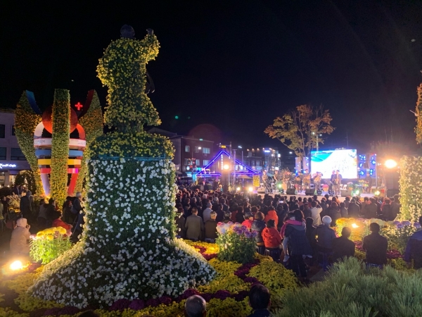 방문객들이 제3회 예산장터 삼국축제 폐막식 공연을 관람하는 모습