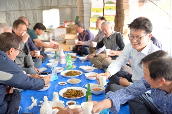 김정섭 시장 벼베기 일손지원 관련 사진