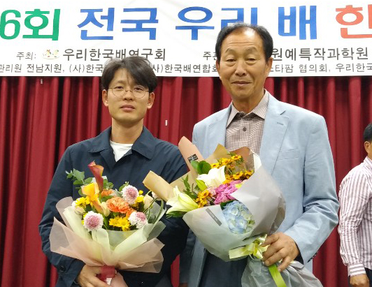 우리배한마당큰잔치 직산읍 이욱용(왼쪽)농가, 성환읍 장덕용(오른쪽) 농가 최고품종상 수상)