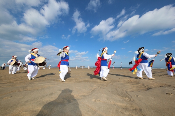 원북·이원풍물단 길놀이, ‘장안사퇴’에서 공연 모습